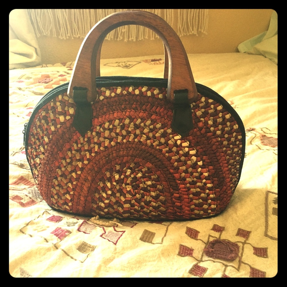 Wicker wooden handle vintage styled hand bag